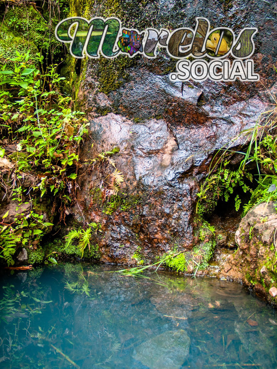 Estanque natural en el cerro de la luz del pueblo mágico de Tepoztlán, Morelos